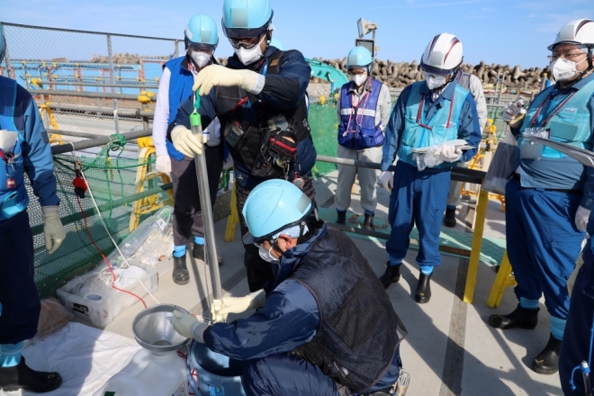 후쿠시마 제1원자력발전소 오염수(일본 정부 명칭 ‘처리수’) 2차 방류를 이틀 앞둔 3일 후쿠시마현 오쿠마에서 도쿄전력(TEPCO) 직원들이 샘플 채취를 하고 있다. 바닷물에 희석한 소량의 오염수를 대형 수조에 넣은 뒤 방사성 물질인 삼중 수소(트리튬) 농도를 측정한 결과 기준치를 밑돌아 도쿄전력은 5일 2차 해양 방류를 시작했다. 2023.10.05 EPA연합뉴스