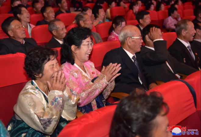 북한 조선중앙통신은 2일 ‘국제 노인의 날’(10월 1일)을 맞아 전국 각지에서 예술공연과 체육경기들이 진행됐다고 보도했다. 2023.10.2  조선중앙통신 연합뉴스