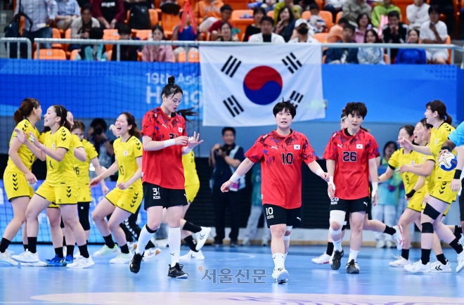 한국 여자 핸드볼 대표팀 선수들이 5일 중국 항저우 저장성 궁상대 체육관에서 열린 2022 항저우아시안게임 일본과의 결승전에서 19-29로 패배한 뒤 고개를 숙인 채 경기장을 빠져 나가고 있다. 대회 3연패에 도전한 한국은 일본에 발목이 잡혀 은메달을 목에 걸었다. 항저우 오장환 기자