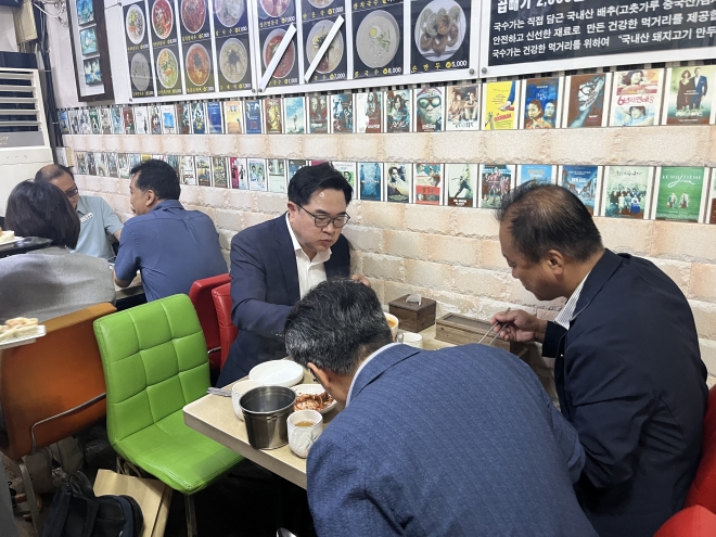 박일하(오른쪽 세 번째) 서울 동작구청장이 지난달 26일 남성역골목시장의 한 국숫집에서 상인회 회장, 구청 직원들과 함께 국수를 맛보고 있다. 동작구 제공