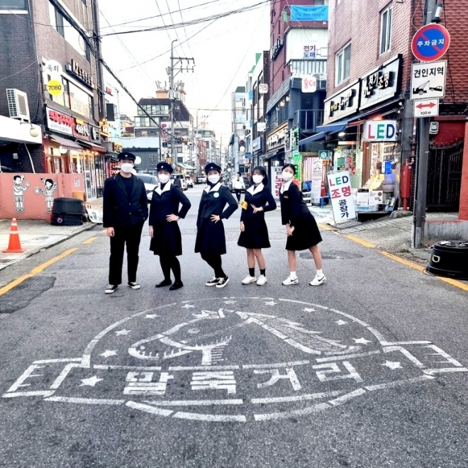 오는 12일부터 13일까지 이틀간 서울 서초구 양재역 일대에서 열리는 말죽거리 축제에서 복고 퍼레이드를 선보일 참가자들이 포즈를 취하고 있다. 서초구 제공