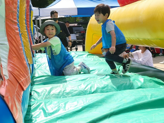 지난달 23일 ‘팡팡 놀이터’로 변신한 서울 광진구 구의공원에서 어린이들이 에어바운스에서 뛰어놀고 있다.  광진구 제공
