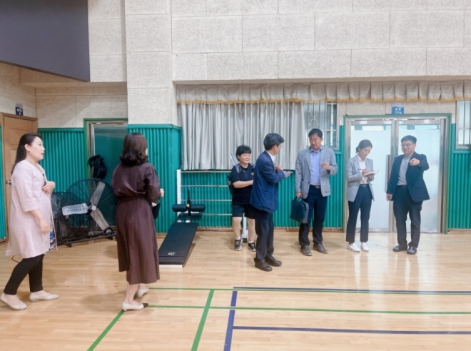 지난달 25일 중랑구 관내 학교를 방문해 교육환경을 점검한 박승진 의원(오른쪽 세 번째)