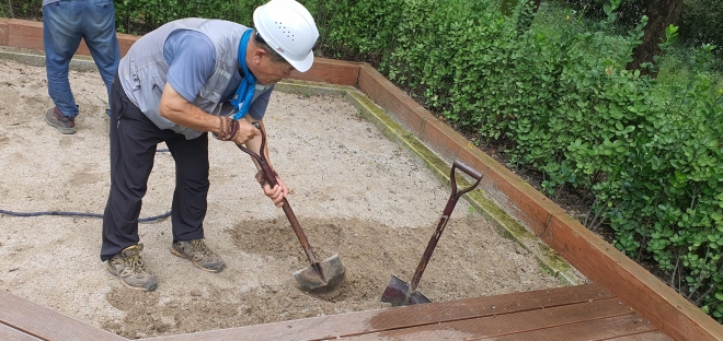 서울 도봉구 관계자가 월천근린공원 모래 놀이터에서 모래를 섞는 작업을 하고 있다. 도봉구 제공