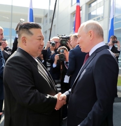 지난달 13일 김정은(왼쪽) 북한 국무위원장이 러시아 아무르주 보스토치니 우주 기지에서 블라디미르 푸틴 러시아 대통령을 만나 악수하고 있다. 뉴스1