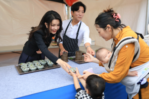 반려해변서 쓰레기 줍고… 서귀포 은갈치 시식 돕고… 김건희 여사의 ‘진정성 있는’ 제주에서의 하루