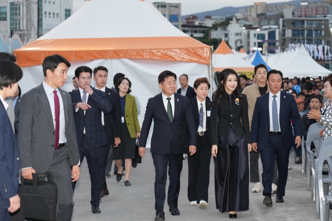 김건희 여사가 오영훈 제주도지사와 함께 제4회 서귀포은갈치축제 개막식 행사에 모습을 드러내 이목을 집중시켰다. 대통령실 제공