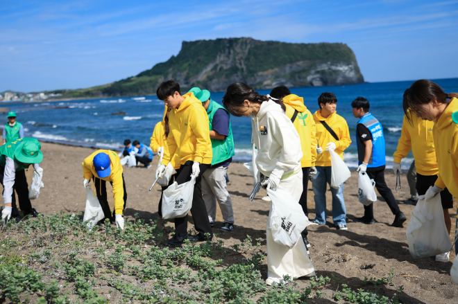 제주 ‘반려해변’ 정화활동하는 김건희 여사