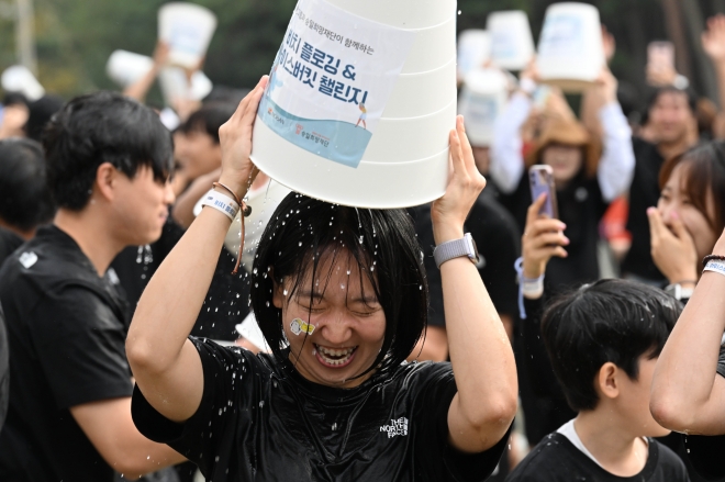 7일 충남 태안 아일랜드 리솜 리조트 안면도 꽃지해변 일대에서 호반그룹과 승일희망재단이 주최한 ‘비치 플로깅’&amp; 아이스버킷 챌린지‘에서 참가자들이 루게릭병 환우들의 고통을 간접적으로 체험하는 아이스버킷 챌린지를 하고 있다. 2023.10.7 태안 홍윤기 기자