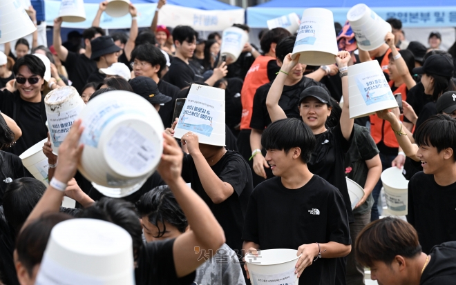 7일 충남 태안 아일랜드 리솜 리조트 안면도 꽃지해변 일대에서 호반그룹과 승일희망재단이 주최한 ‘비치 플로깅’&amp; 아이스버킷 챌린지‘에서 참가자들이 루게릭병 환우들의 고통을 간접적으로 체험하는 아이스버킷 챌린지를 하고 있다. 2023.10.7 태안 홍윤기 기자