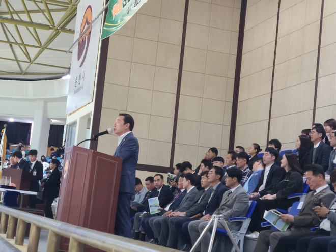 이상대 순천시 체육회장이 대회사를 하고 있다.