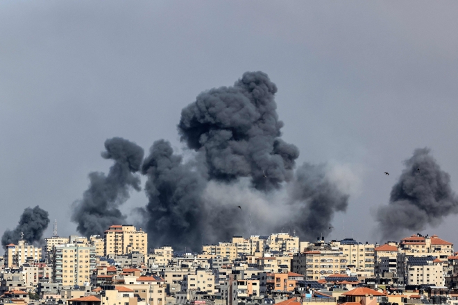 팔레스타인 가자지구를 통치하는 무장 정파 하마스가 7일(현지시간) 이스라엘에 대한 대대적 공세를 시작한 가운데, 가자지구 상공에서 연기가 피어오르고 있다. 2023.10.7 AFP 연합뉴스