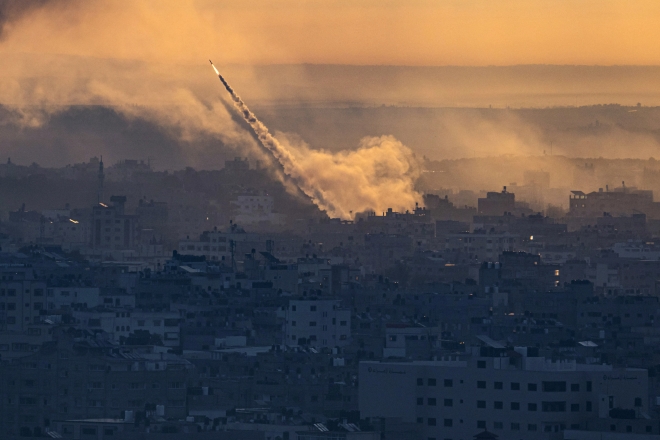 팔레스타인 가자지구를 통치하는 무장 정파 하마스가 7일(현지시간) 이스라엘에 대한 대대적 공세를 시작한 가운데, 가자지구에서 이스라엘 쪽으로 로켓탄이 발사되고 있다. 2023.10.7 AP 연합뉴스