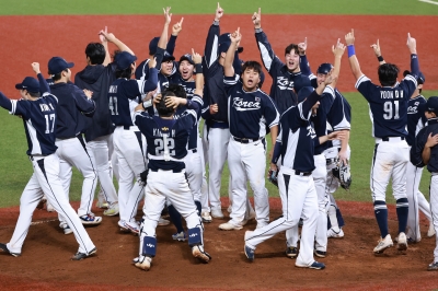 한국 야구, 대만 꺾고 AG 4연패…문동주-김형준 배터리 ‘찰떡 호흡’