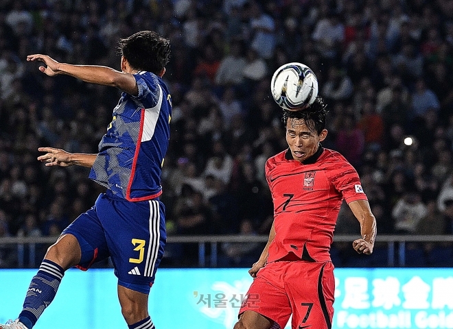 7일 중국 항저우 황룽 스포츠센터 스타디움에서 열린 2022 항저우아시안게임 남자축구 대한민국과 일본의 결승전에서 정우영이 헤더 동점골을 성공시키고 있다. 2023.10.7 항저우 오장환 기자