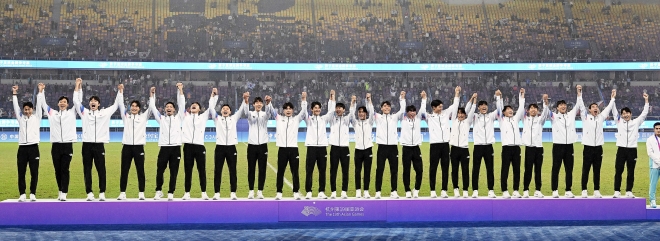 7일 중국 항저우 황룽 스포츠센터 스타디움에서 열린 2022 항저우 아시안게임 남자축구 시상식에서 일본을 2대1로 꺾고 금메달을 차지한 대한민국 선수들이 만세를 하고 있다. 2023.10.7 항저우 오장환 기자