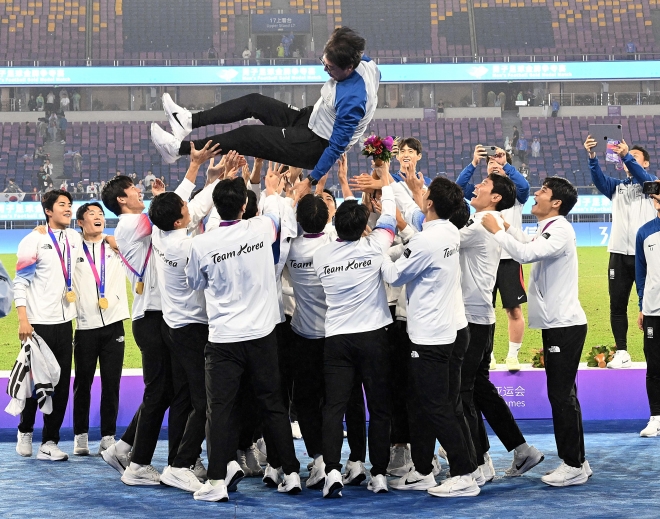 7일 중국 항저우 황룽 스포츠센터 스타디움에서 열린 2022 항저우 아시안게임 남자축구 시상식에서 일본을 2대1로 꺾고 금메달을 차지한 대한민국 선수들이 황선호 감독을 헹가래 치고 있다. 2023.10.7 항저우 오장환 기자