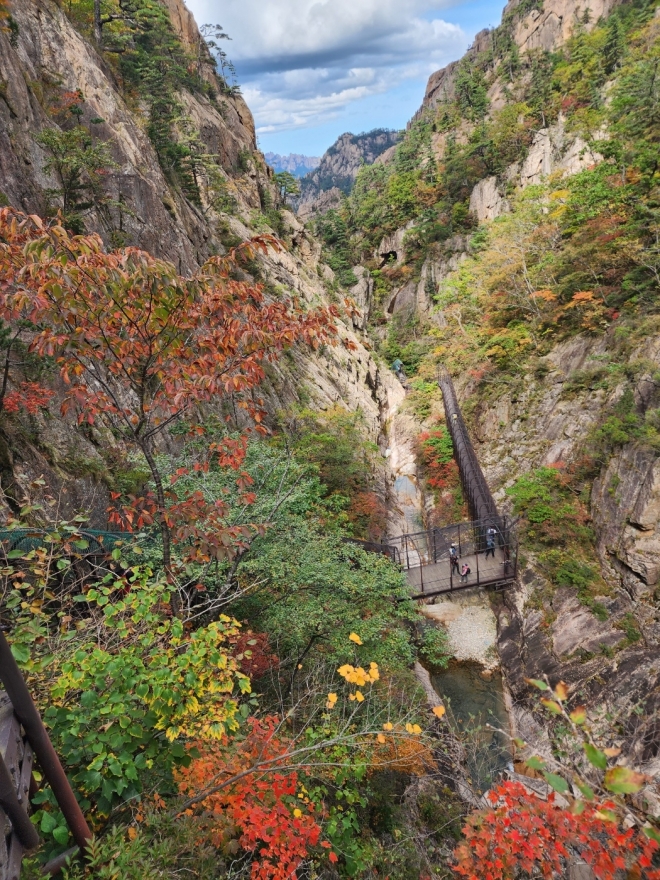 전불동 계곡에서. 멀리 울산바위 쪽이 보인다.