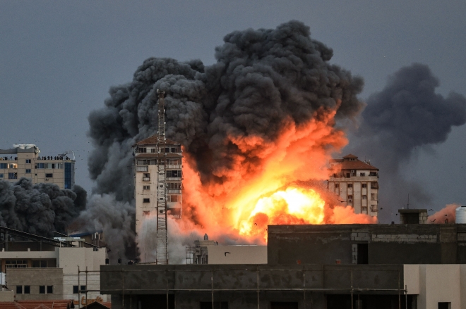 7일(현지시간) 이스라엘 공습 중인 가자지구의 한 건물 위로 화염이 피어오르고 있다. 2023.10.7 AFP 연합뉴스