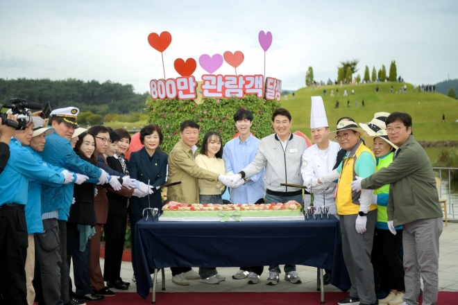 (재)순천만국제정원박람회조직위원회가 7일 정원박람회 관람객 800만 돌파 기념으로 800만 번째 입장객과 함께 떡케이크 커팅을 하고 있다.