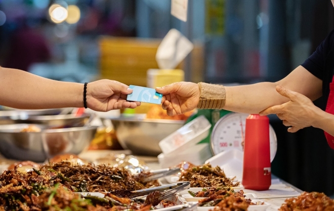 지난 달 말 추석명절을 앞두고 의정부 제일시장에서 한 소비자가 지역화폐로 물건값을 결제하고 있다.[경기도 제공]