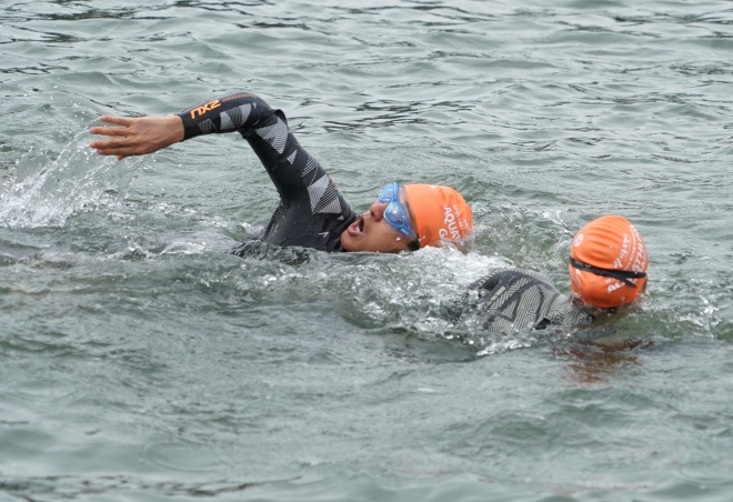 오세훈 서울시장이 8일 오전 잠실수중보 및 잠실한강공원 일대에서 열린 ‘2023 한강 아쿠아슬론대회’ 중 챌린지코스(수영 750m, 달리기5km)에 참가해 한강에서 수영을 하고 있다. 서울시 제공