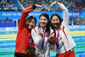 시아올림픽평의회(OCA)는 7일 아시안게임 MVP 선정위원회를 열고 이번 대회 수영에서 6관왕을 달성한 중국 수영 여자 선수 장위페이(가운데)와 남자 선수 친하이양을 2022 항저우 아시안게임 최우수선수(MVP)에 공동 선정했다.