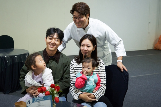 오세득 셰프가 7일 여수세계박람회장에서 열린 남도음식문화큰잔치에서 파인다이닝(고급 식당) 행사를 진행하고 있다.