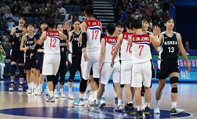 한국 여자농구 대표팀이 5일 중국 항저우 올림픽 스포츠센터에서 열린 2022 항저우아시안게임 북한과의 동메달 결정전에서 93-63으로 이기고 상대 선수들과 하이파이브하고 있다. 항저우 오장환 기자