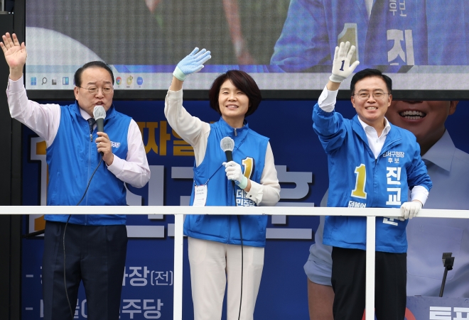 더불어민주당 진교훈 강서구청장 보궐선거 후보가 8일 서울 강서구 등촌사거리에서 선거 유세를 하고 있다. 2023.10.8 연합뉴스