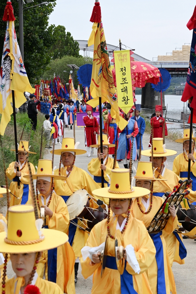 8일 오후 서울 용산 노들섬에서 열린 2023 정조대왕 능행차 공동재현 행사에서 배다리 시도식이 열리고 있다. 2023.10.8. 도준석 기자