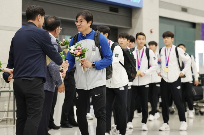 ‘AG 3연패’ 축구 대표팀 귀국