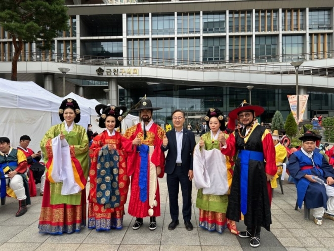 유성훈(왼쪽 네 번째) 서울 금천구청장이 공동재현에 참여한 구민 배우들과 기념촬영을 하는 모습. 서울시와 경기도, 수원시, 화성시가 함께 진행하는 능행차 재현 행사는 9일까지 이어진다. 금천구 제공