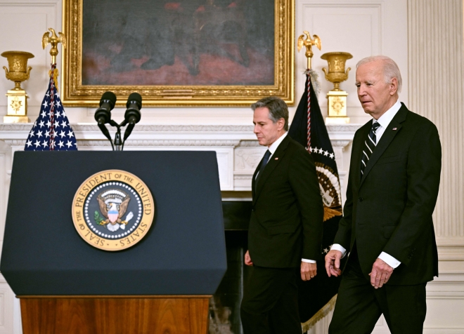 조 바이든 美 대통령이 안토니 블링컨 국무장관과 함께  7일 워싱턴DC 백악관 스테이트 다이닝룸에서 이스라엘의 공격에 대처하기 위해 도착하고 있다. AFP=연합뉴스