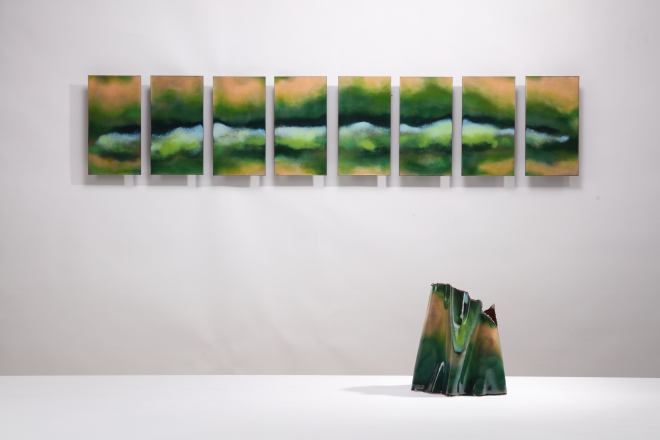 박정근의 작가의 ‘의도한’(평면 작품·2022)과 ‘의도하지 않은’(곡선 작품·2022), copper, enamel, 152.5x60x80cm.