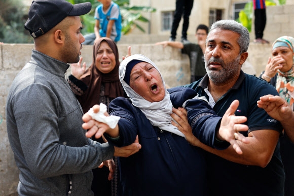 팔레스타인 가자 시티에 사는 한 여성이 9일(현지시간) 이스라엘 군의 보복 공습에 스러진 친척 장례식에서 오열하고 있다. 가자 시티 로이터 연합뉴스