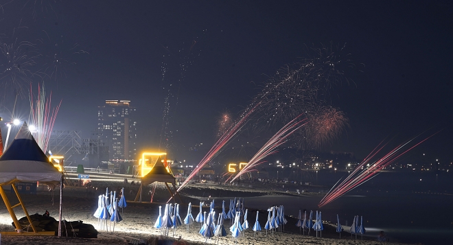 지난 8월 31일 밤 강원 강릉시 경포해변에서 피서객들이 폭죽놀이를 하고 있다. 연합뉴스