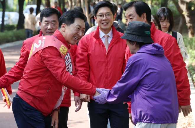 김기현(왼쪽) 국민의힘 대표와 당직자들이 9일 서울 강서구 공암나루근린공원에서 김태우 강서구청장 보궐선거 후보 지원 유세를 펼치고 있다. 연합뉴스