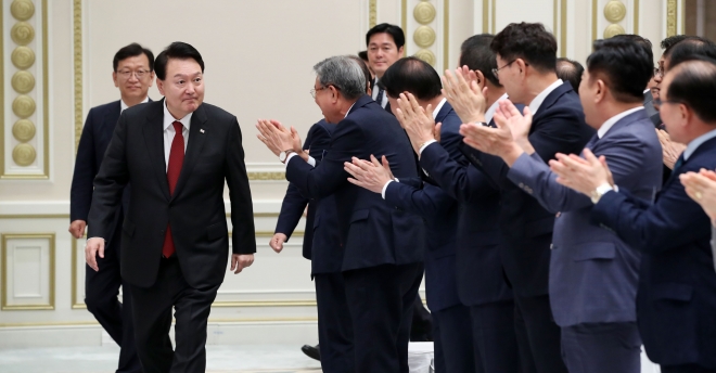 윤석열 대통령, 민주평통 간부위원과의 통일대화 입장