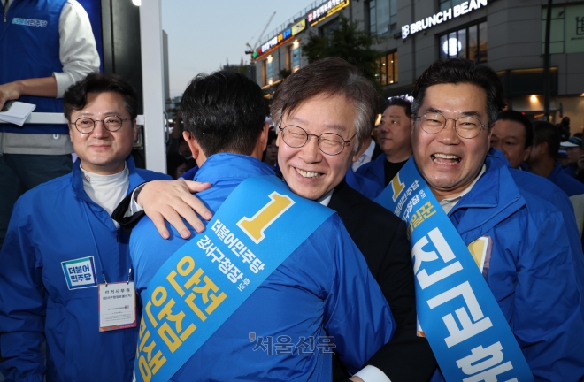 이재명 더불어민주당 대표(가운데)가 9일 오후 서울 강서구 발산역 부근 공원에서 열린 진교훈 강서구청장 후보 유세에서 의원들과 인사하고 있다. 2023.10.9 안주영 전문기자