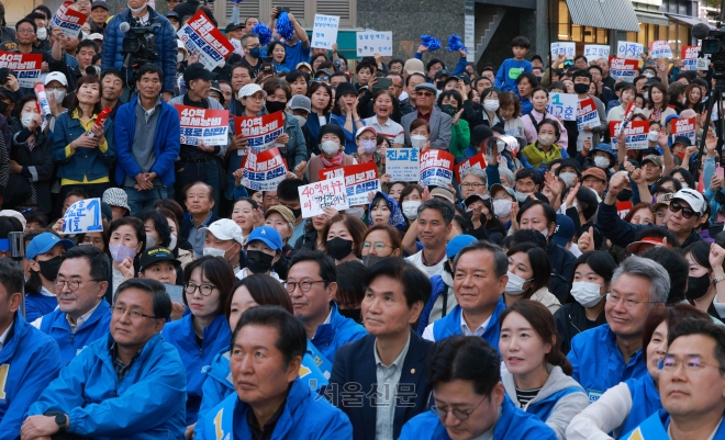 9일 오후 서울 강서구 발산역 인근 공원에서 열린 진교훈 강서구청장 후보자 지원유세 현장을 찾은 지지자들이 응원을 하고 있다.  2023.10.9 안주영 전문기자