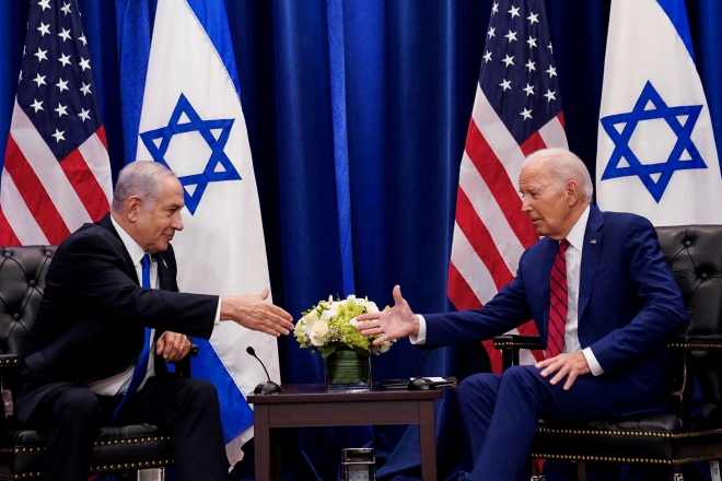 조 바이든(오른쪽) 미국 대통령과 베냐민 네타냐후 이스라엘 총리가 지난달 20일(현지시간) 제78차 유엔총회를 계기로 한 양자 정상회담을 갖기 전 악수하고 있다.  뉴욕 로이터 연합뉴스