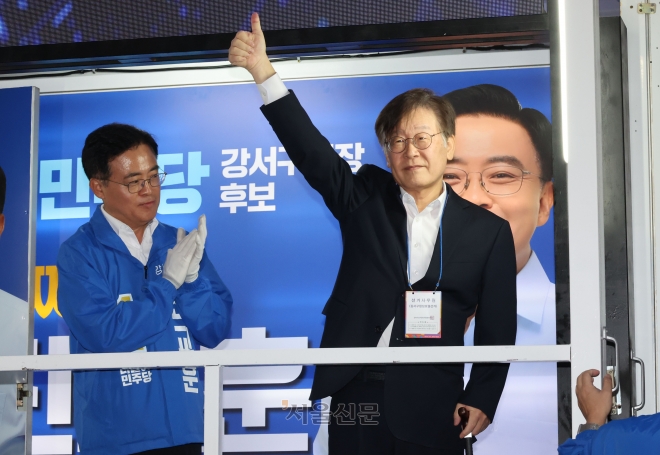 이재명(오른쪽) 더불어민주당 대표가 9일 서울 강서구 발산역에서 진교훈(왼쪽) 강서구청장 보궐선거 후보자 지지 연설을 한 뒤 지지자들을 향해 엄지를 들어 보이고 있다. 안주영 전문기자