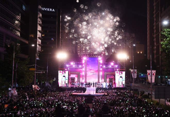지난 8일 서울 강남구 영동대로 특설무대에서 열린 ‘영동대로 K팝 콘서트’에서 불꽃놀이가 펼쳐지고 있다. 강남구 제공