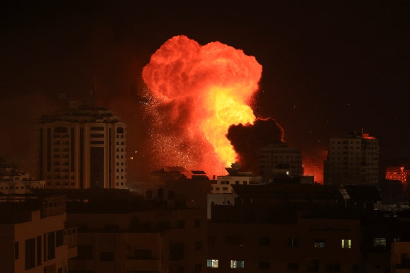 이스라엘이 사흘째 팔레스타인 가자지구에 대한 보복 공습을 이어간 9일(현지시간) 가자 시티의 한 건물에 시뻘건 화염이 치솟고 있다. 이스라엘 국방장관은 가자지구에 전기와 수도를 끊는 등 전면 봉쇄하기로 했고, 무장 정파 하마스는 민간인 주택을 폭격할 때마다 민간인 포로를 처형하겠다고 위협했다. 가자 시티 AFP 연합뉴스