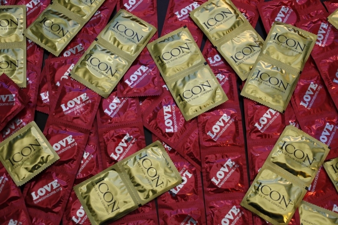 지난 2월 14일(현지시간) 미국 캘리포니아주 로스앤젤레스(LA)에서 열린 기자회견에서 에이즈건강관리재단이 무료로 배포한 콘돔 샘플. 2023.2.14 AP 연합뉴스