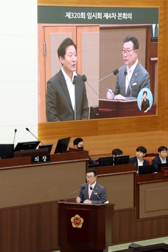 사진은 제320회 임시회 제4차 본회의에서 오세훈 시장에게 질의하는 유만희 의원