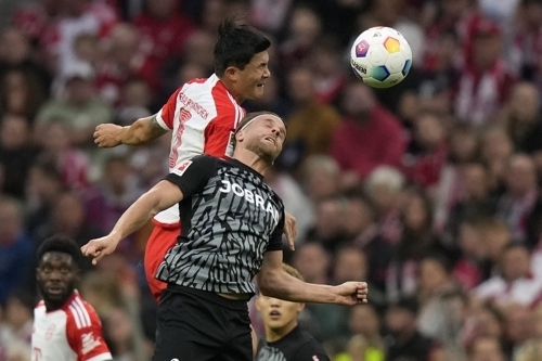 바이에른 뮌헨의 김민재가 지난 9일 프라이부르크와의 분데스리가 7라운드 홈 경기에서 공중볼 경합을 하고 있다. 김민재는 이날 공중볼 승률 100%를 기록하며 맹활약했다. AP 연합뉴스