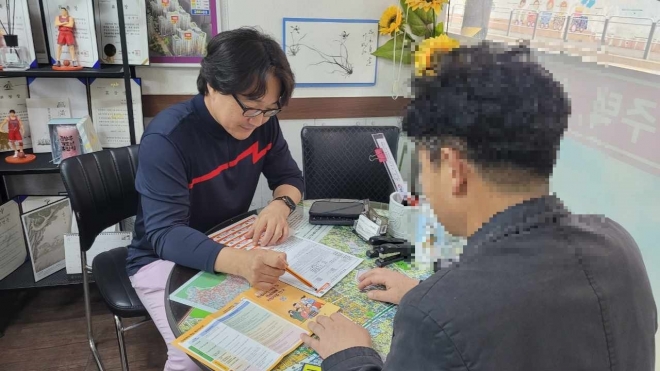 서울 강서구의 한 공인중개사(왼쪽)가 손님에게 임대차 계약 체결시 주의사항을 안내하고 있다. 2023.10.10 강서구 제공