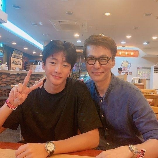 윤상과 그의 아들 이찬영(왼쪽). 김이나 소셜미디어(SNS)